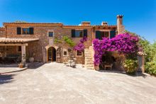 Traditional finca in the southeast.  2.6 million euros