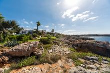 Top location for this seaside villa with holiday rental license.  2.650 million euros