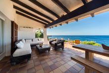 Top location for this seaside villa with holiday rental license.  2.650 million euros