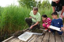 SGB_3888 Chris Pakham with local children Anna (10) and Hari (7) Lefley from Whittlesey and Philip Parker from Kings Dyke nature reserve copy