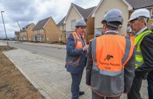 UnSug-Barratt-Brooklands-18092018-30 - Kit Malthouse being shown the new properties at Brooklands