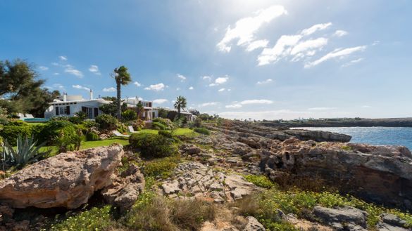 Top location for this seaside villa with holiday rental license.  2.650 million euros